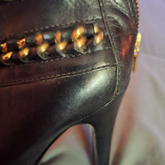 Tory Burch ankle boots with gold chains..size 10.. - Picture 5 of 5